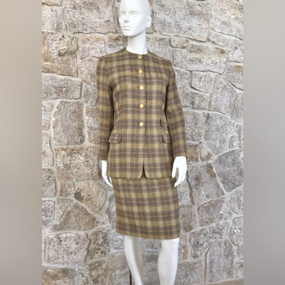 Beautiful Vintage Salvatore Ferragamo 80s 90s Plaid Wool Skirt Suit Gold Buttons - Picture 9 of 16